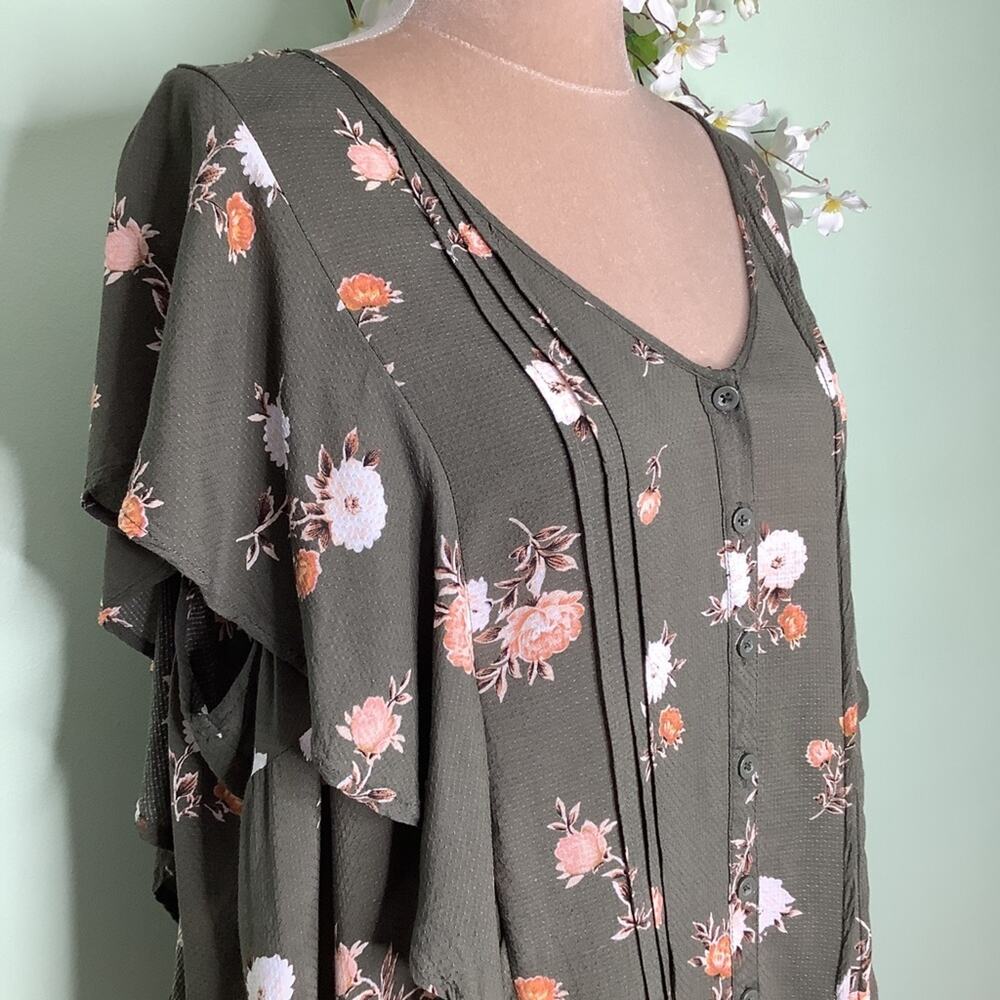 Torrid Floral Pin Tuck Button Front Flutter Ruffl… - image 3
